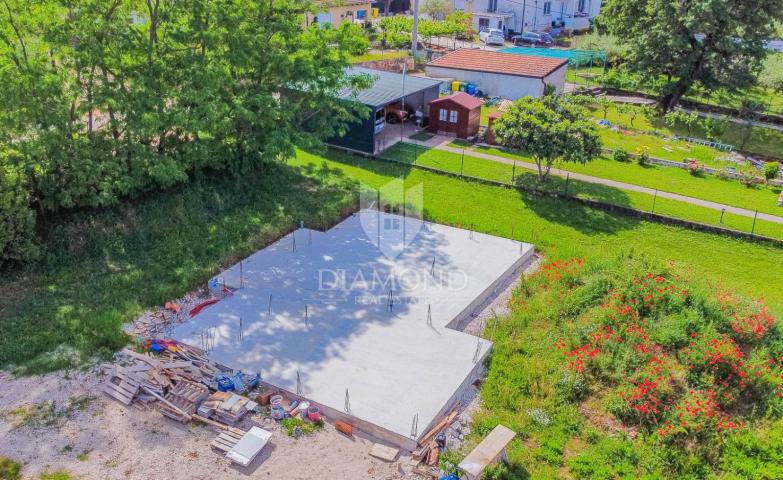 Umag, okolica- Prostrana vila u izgradnji na mirnoj lokaciji!