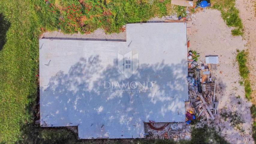 Umag, okolica- Prostrana vila u izgradnji na mirnoj lokaciji!