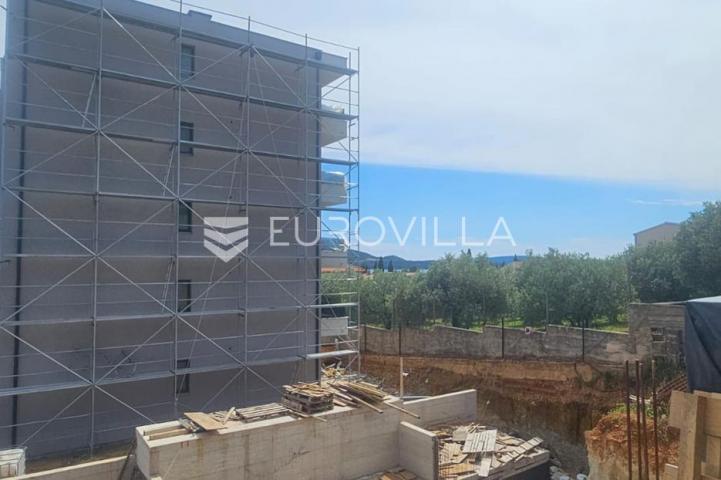 Trogir, Seget komforan stan 95,70 m² na prizemlju novogradnje s garažom i liftom