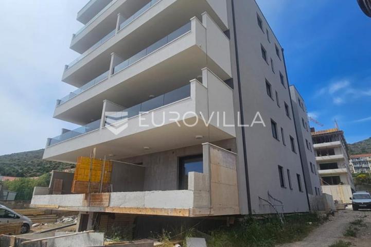 Trogir, Seget komforan stan 95,70 m² na prizemlju novogradnje s garažom i liftom