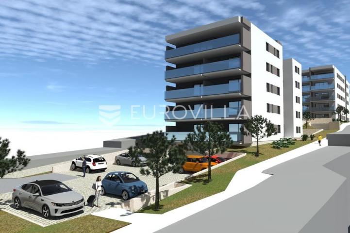 Trogir, Seget komforan stan 95,70 m² na prizemlju novogradnje s garažom i liftom