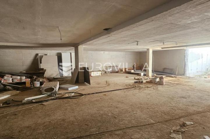 Trogir, Seget komforan stan 95,70 m² na prizemlju novogradnje s garažom i liftom