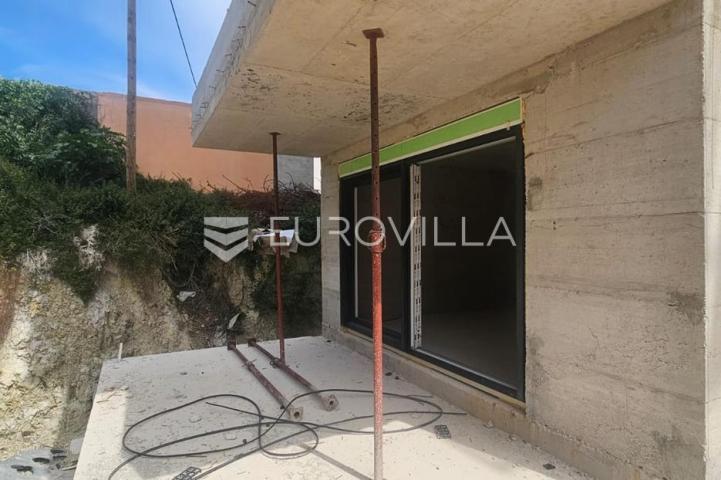 Trogir, Seget Donji stan 50,2 m² s terasom i vrtom u novogradnji s garažom i liftom