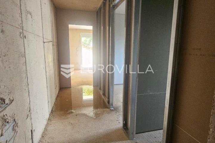 Trogir, Seget Donji stan 50,2 m² s terasom i vrtom u novogradnji s garažom i liftom
