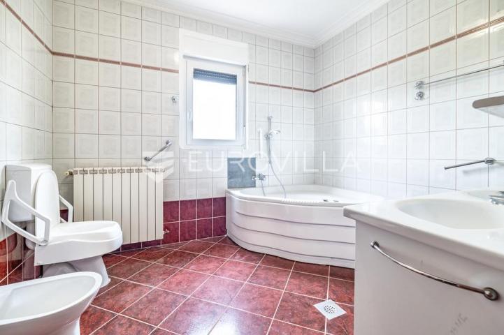 Remete, objekt 1.050 m², idealan za vrtić/dom