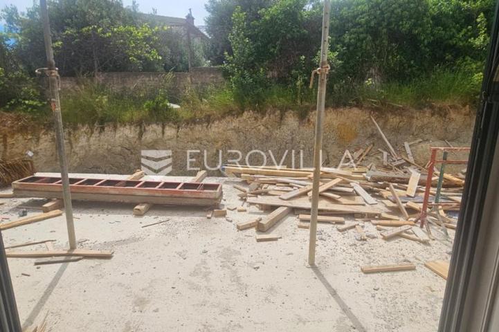 Trogir, Seget Donji stan 66,7 m² uz vrt, novogradnja s garažom i liftom