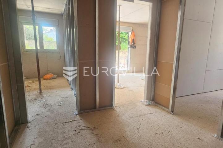 Trogir, Seget Donji stan 66,7 m² uz vrt, novogradnja s garažom i liftom