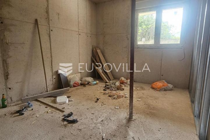 Trogir, Seget Donji stan 66,7 m² uz vrt, novogradnja s garažom i liftom