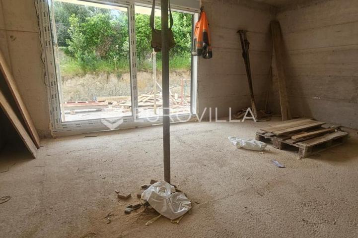 Trogir, Seget Donji stan 66,7 m² uz vrt, novogradnja s garažom i liftom