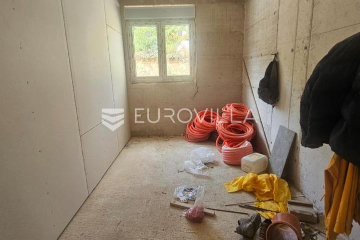 Trogir, Seget Donji stan 66,7 m² uz vrt, novogradnja s garažom i liftom