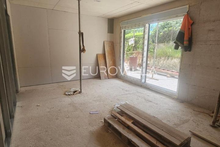 Trogir, Seget Donji stan 66,7 m² uz vrt, novogradnja s garažom i liftom
