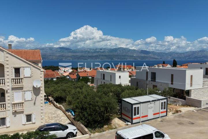 Brač, Supetar, dvosoban stan na prvom katu s pogledom na more