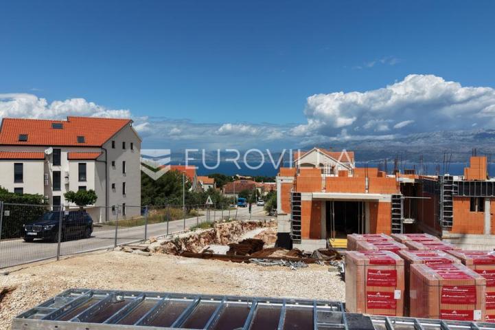 Brač, Supetar, dvosoban stan u prizemlju s vrtom i predivnim pogledom na more
