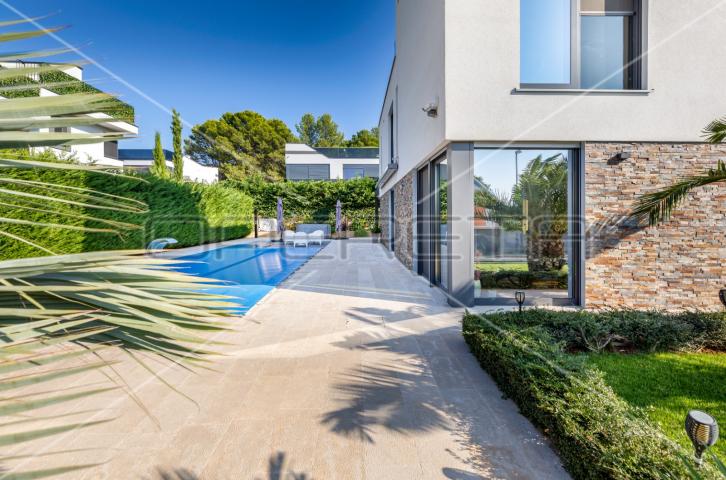 Istra, Fažana, ekskluzivna vila sa pogledom na more, 120 m od plaže