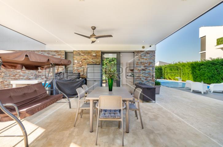 Istra, Fažana, ekskluzivna vila sa pogledom na more, 120 m od plaže