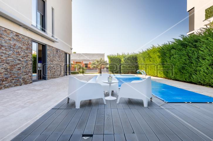 Istra, Fažana, ekskluzivna vila sa pogledom na more, 120 m od plaže