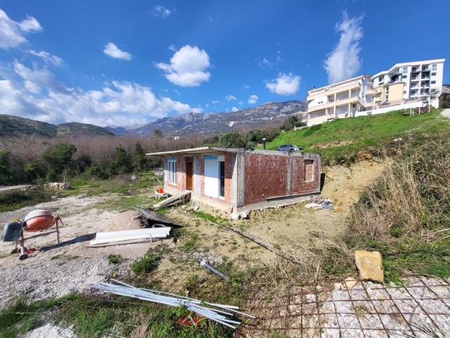 House of 80 square meters with a plot of 905m2 and beautiful panoramic views of the surrounding hill