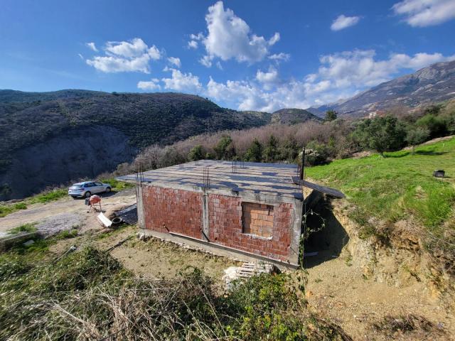 House of 80 square meters with a plot of 905m2 and beautiful panoramic views of the surrounding hill