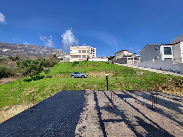 House of 80 square meters with a plot of 905m2 and beautiful panoramic views of the surrounding hill