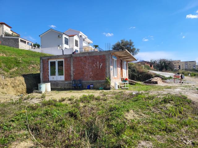 House of 80 square meters with a plot of 905m2 and beautiful panoramic views of the surrounding hill