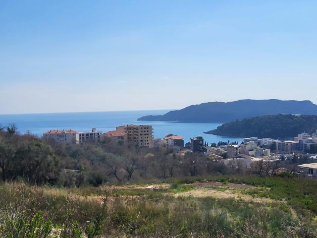House of 80 square meters with a plot of 905m2 and beautiful panoramic views of the surrounding hill
