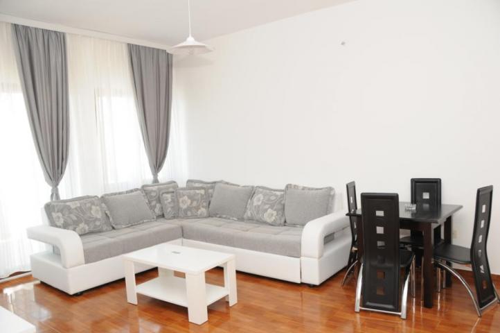 A villa with pool and sea view in Markovici