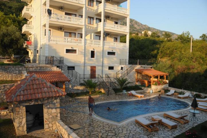 A villa with pool and sea view in Markovici