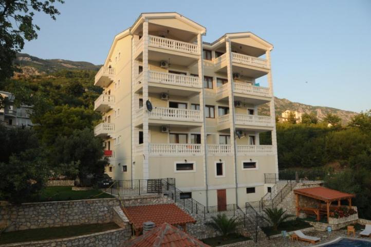 A villa with pool and sea view in Markovici