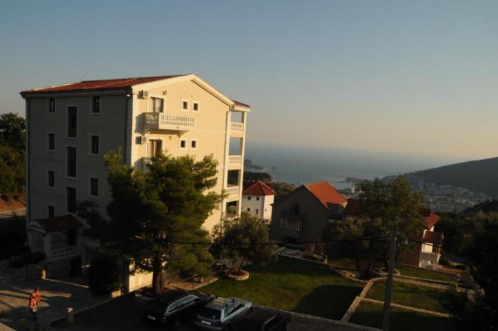 A villa with pool and sea view in Markovici