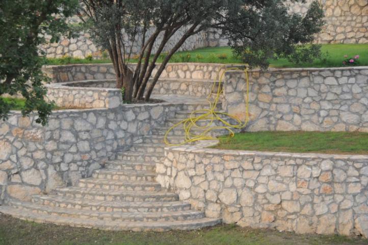 A villa with pool and sea view in Markovici