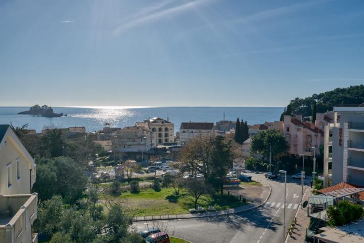 Urbanized plot with an unfinished residential building in Petrovac