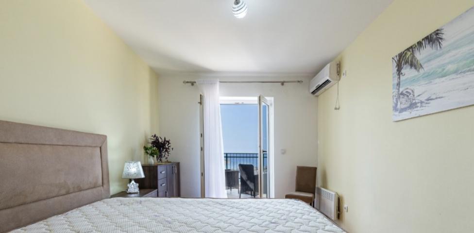 Spacious duplex apartment with sea view in Sveti Stefan