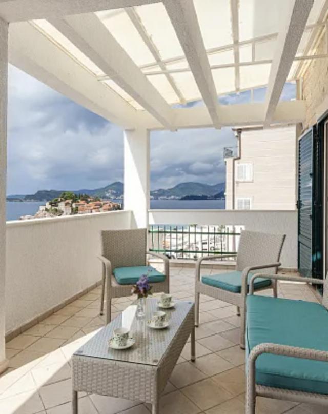 Spacious duplex apartment with sea view in Sveti Stefan