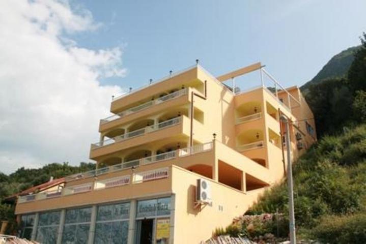 Hotel on the front line in Stoliv