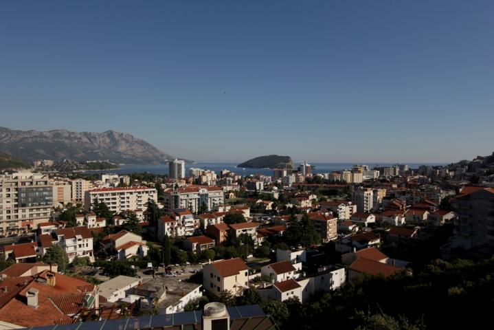 Bright apartment in Budva