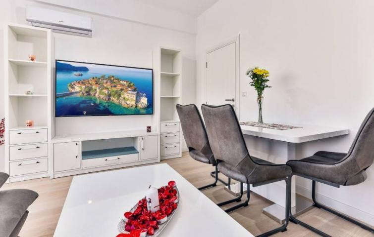 Three-bedroom apartment in Becici, 86m²