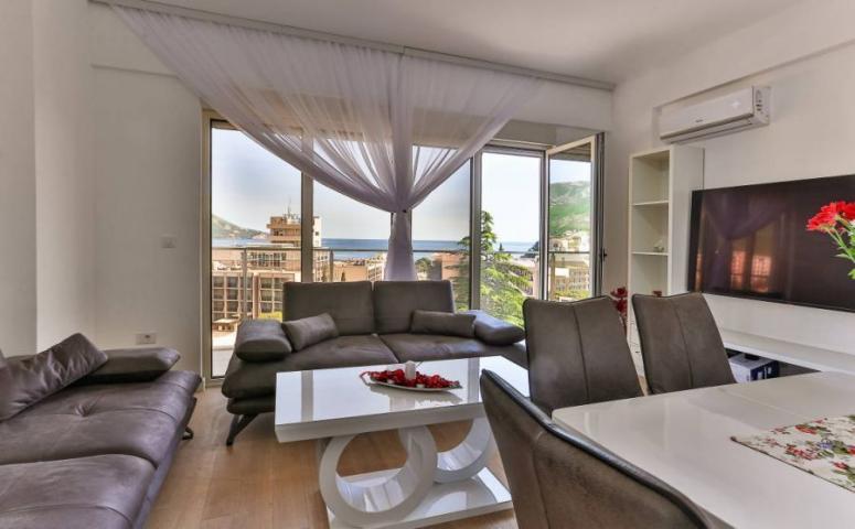 Three-bedroom apartment in Becici, 86m²