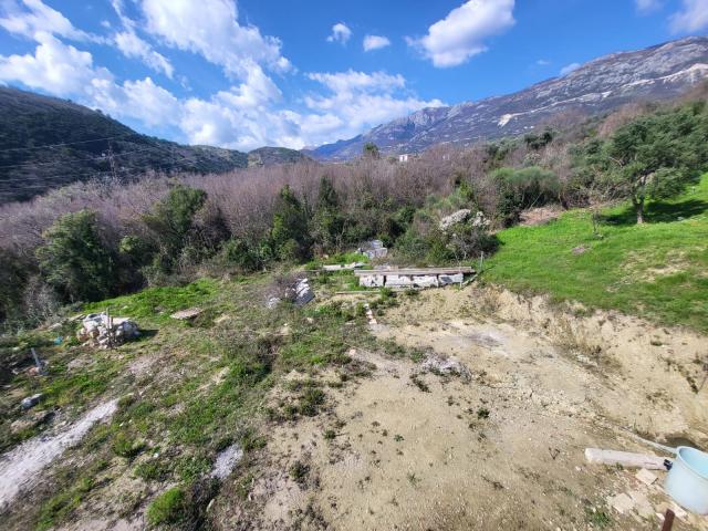 A plot with a house in Ivanovići, 905m²