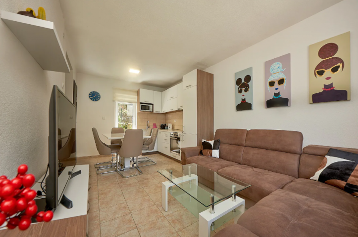 House, 1 room, 55 m² with a 610 m² plot in Kostanjica