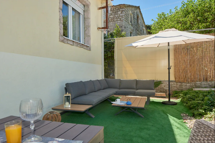 House, 1 room, 55 m² with a 610 m² plot in Kostanjica
