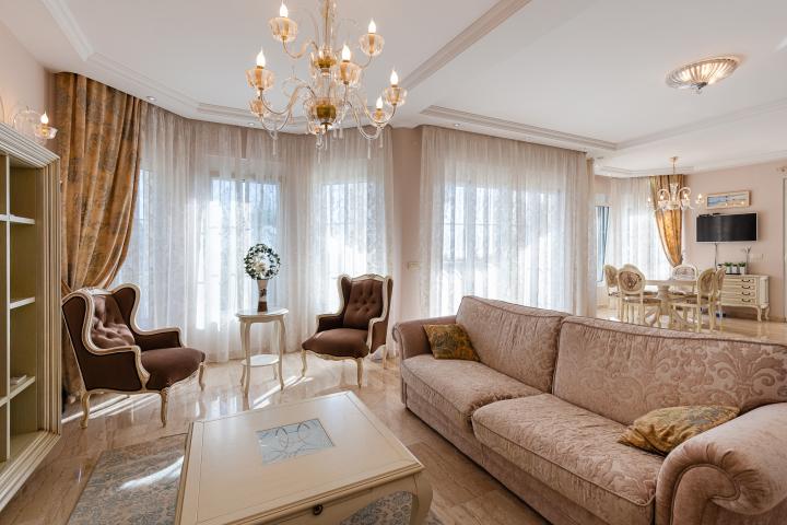 Elegance and serenity in a luxurious villa with natural views. 