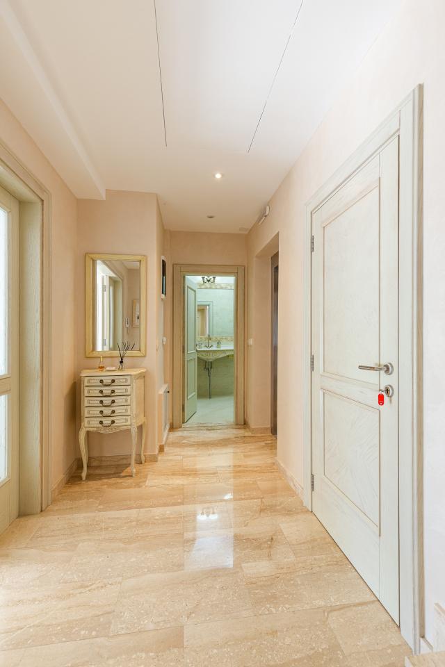 Elegance and serenity in a luxurious villa with natural views. 