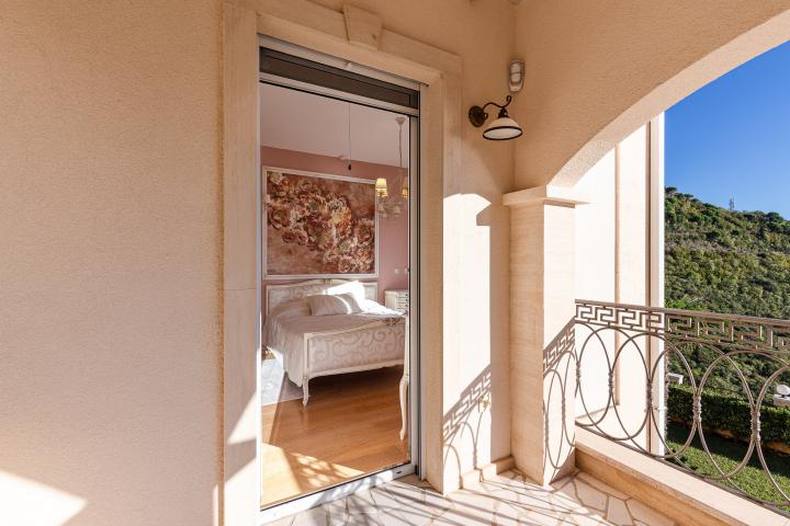 Elegance and serenity in a luxurious villa with natural views. 