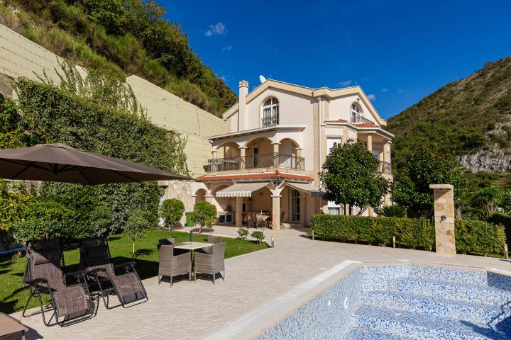 Elegance and serenity in a luxurious villa with natural views. 