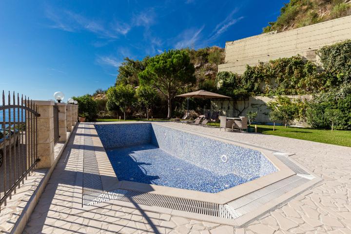Elegance and serenity in a luxurious villa with natural views. 