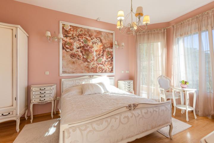 Elegance and serenity in a luxurious villa with natural views. 