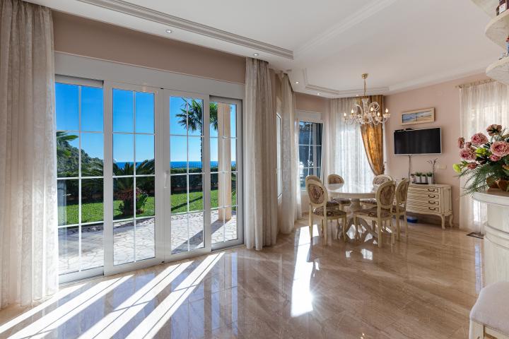 Elegance and serenity in a luxurious villa with natural views. 
