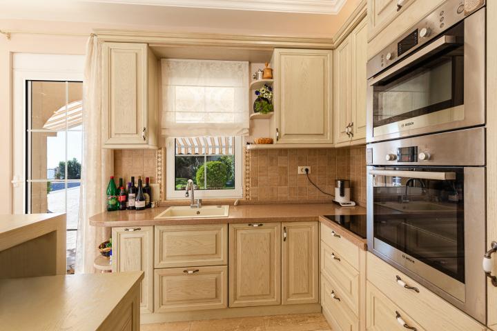 Elegance and serenity in a luxurious villa with natural views. 