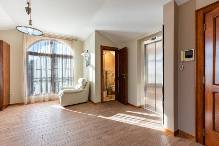 Elegance and serenity in a luxurious villa with natural views. 