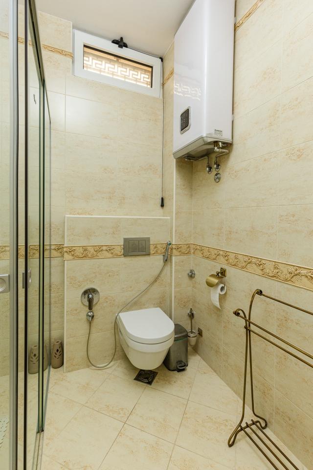 Elegance and serenity in a luxurious villa with natural views. 